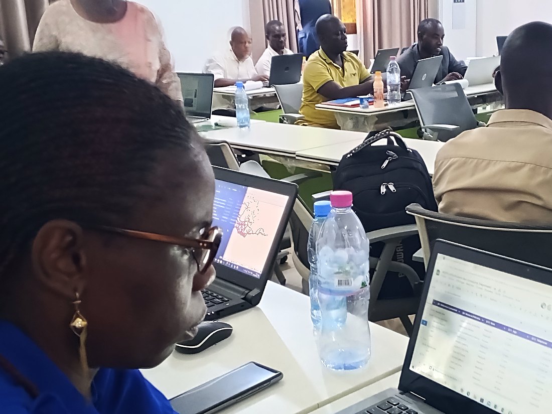 Participante analysant des données sur ordinateur pendant la formation
