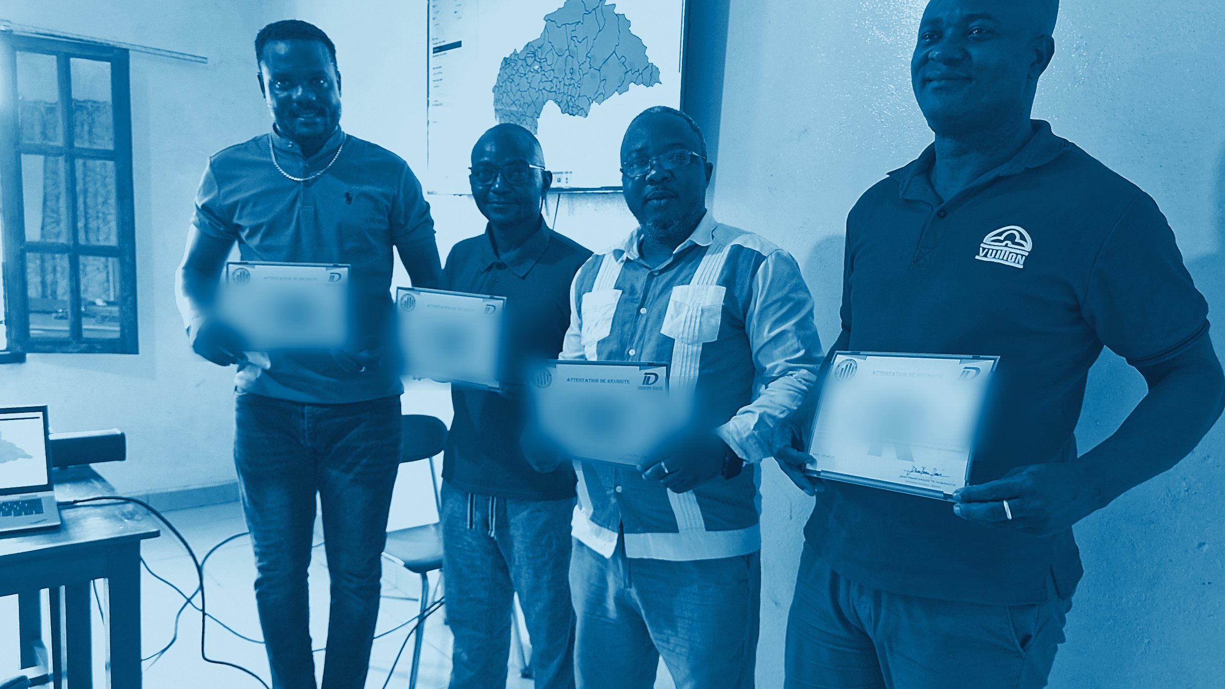 Lauréats de la première promotion tenant leur attestation, Bangui, janvier 2026
