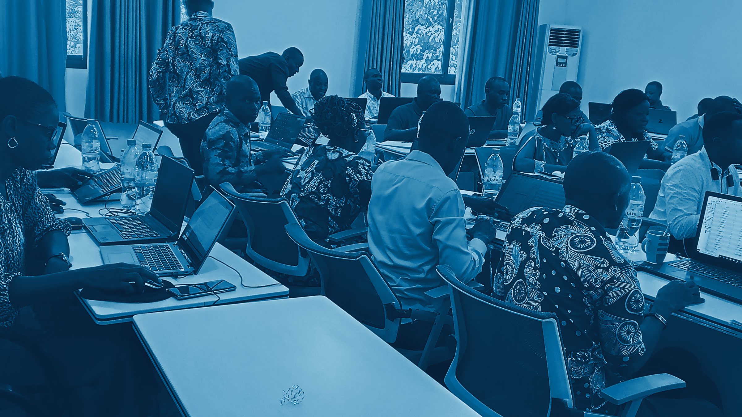 Salle informatique à Bangui, participants en formation sur ordinateurs portables